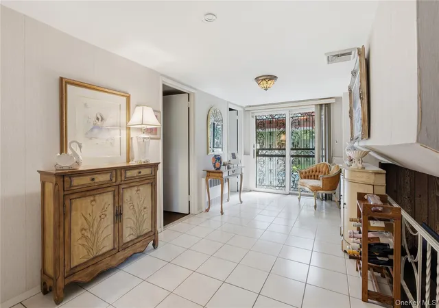 5th image of 1 S Oaks Blvd, Oyster Bay, NY 11803 | MLS# 1024379