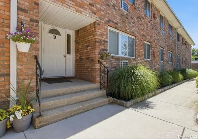 Homes for sale in Huntington, NY | 105 Prime Ave #B6, Huntington, NY 11743 | MLS# 1024399