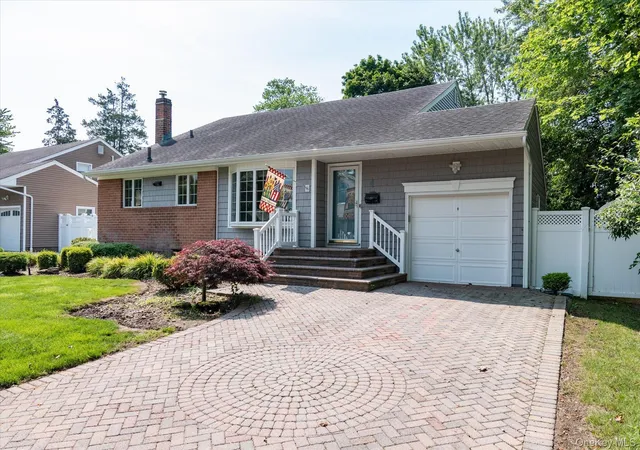 Photo 2 of Sale Pending at 4 Jerold St, Oyster Bay, NY 11803 | MLS# 1024441 | Listing updated on 2026-08-01