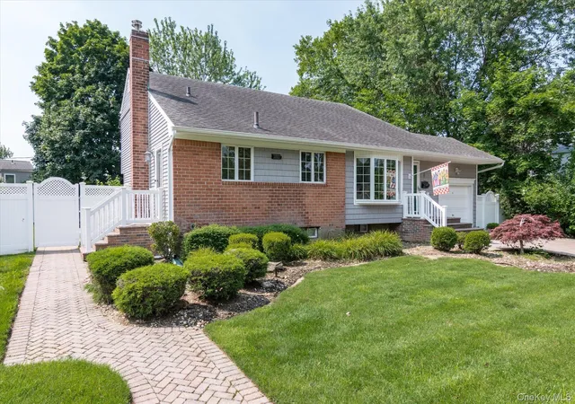 Photo 3 of Sale Pending at 4 Jerold St, Oyster Bay, NY 11803 | MLS# 1024441 | Listing updated on 2026-08-01