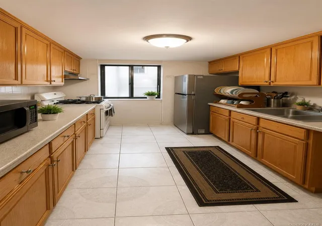 3rd image of 18016 Wexford Ter, New York, NY 11432