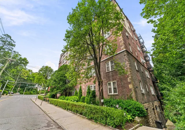 Photo 3 of Sale Pending at 294 Bronxville Rd #1F, Yonkers, NY 10708 | MLS# 1024510 | Listing updated on 2026-09-16