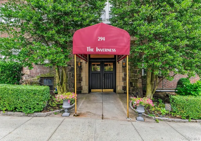 Photo 4 of Sale Pending at 294 Bronxville Rd #1F, Yonkers, NY 10708 | MLS# 1024510 | Listing updated on 2026-09-16