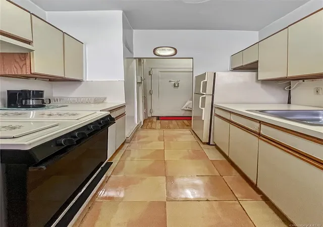 4th image of 37-20 81st, New York, NY 11372