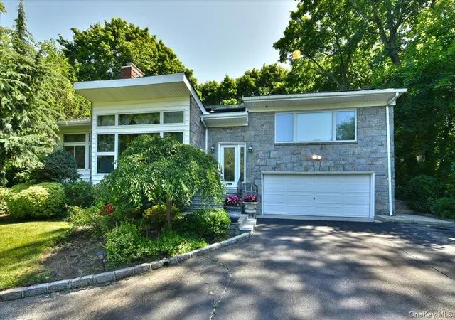 Photo 3 of Sale Pending at 13 Vista Dr, Great Neck, NY 11021 | MLS# 1024575 | Listing updated on 2026-08-17
