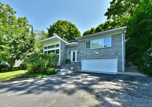 Photo 3 of Sale Pending at 13 Vista Dr, Great Neck, NY 11021 | MLS# 1024575 | Listing updated on 2026-08-17