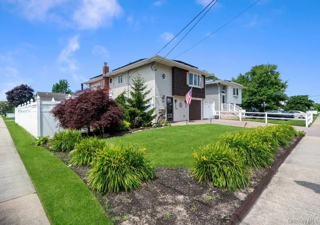 3rd image of 169 Wyona Ave, Lindenhurst, NY 11757 | MLS# 1024596