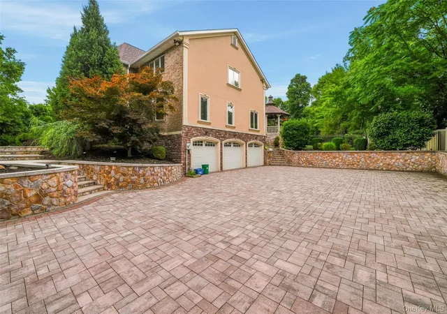 Photo 3 of Single family home for sale at 10 Deforest Ct, Clarkstown, NY 10994 | MLS# 1024657 | Listing updated on 2026-10-08