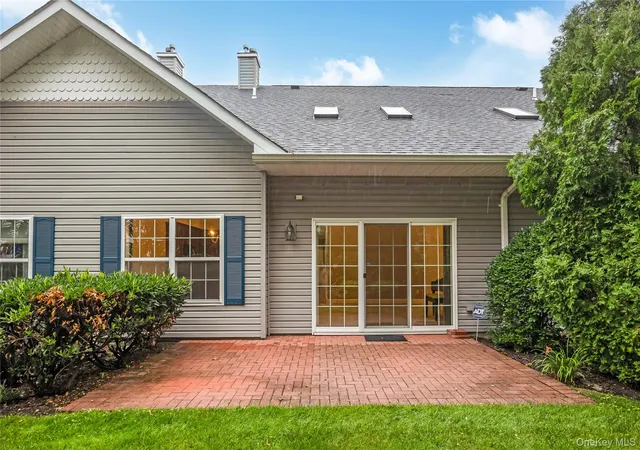 Listing Photo 4 - Condo for sale in building located at 149 Maya Cir, Islip, NY 11722