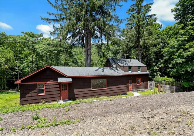 Photo 3 of Single family home for sale at 490 Peekskill Holw Rd, Putnam Valley, NY 10579 | MLS# 1024757 | Listing updated on 2026-08-02