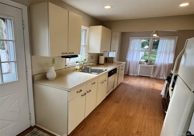 4th image of 41 Mohawk Dr, North Babylon, NY 11703 | MLS# 1024775