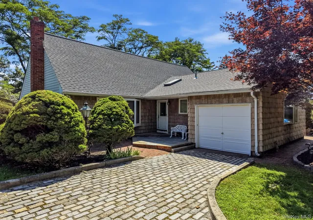 2nd image of 10 Arcadia Dr, Huntington, NY 11746 | MLS# 1024796