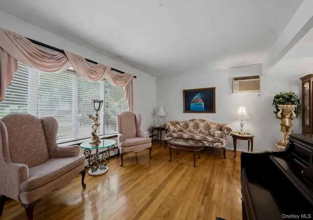 3rd image of 10 Arcadia Dr, Huntington, NY 11746 | MLS# 1024796