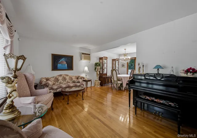 5th image of 10 Arcadia Dr, Huntington, NY 11746 | MLS# 1024796
