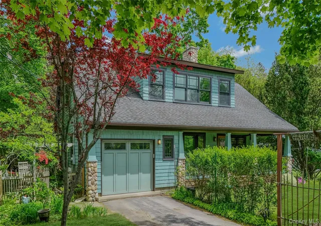 Photo 3 of Single family home for sale at 425 Maple Ln, Southold, NY 11971 | MLS# 1024798 | Listing updated on 2026-08-29