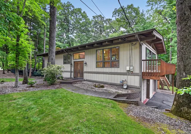 Photo 3 of Sale Pending at 2 Catalina Ct, Suffern, NY 10901 | MLS# 1024822 | Listing updated on 2026-08-31