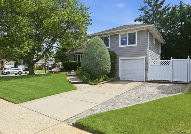 Photo 3 of Sale Pending at 1279 Paul St, Seaford, NY 11783 | MLS# 1024825 | Listing updated on 2026-08-31