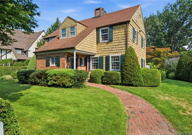 Photo 1 of Single family home for sale at 255 Manor Rd, Little Neck, NY 11363 | MLS# 1024826 | Listing updated on 2026-10-08