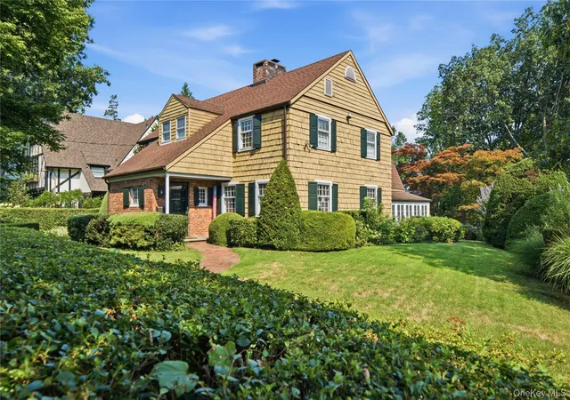 Photo 2 of Single family home for sale at 255 Manor Rd, Little Neck, NY 11363 | MLS# 1024826 | Listing updated on 2026-10-08