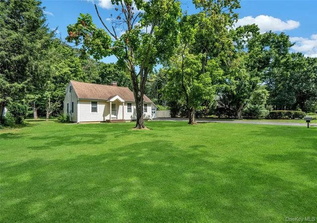 2nd image of 33 Laurel Dr, Smithtown, NY 11787 | MLS# 1024885