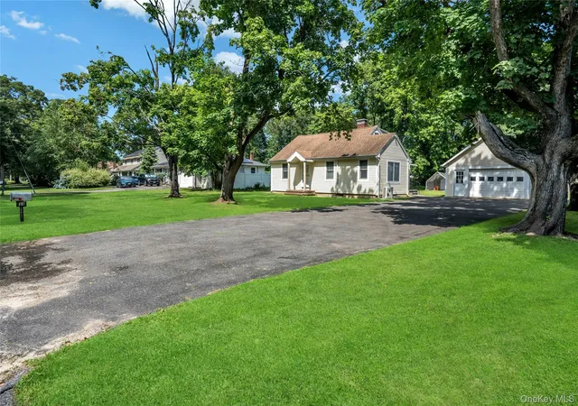 3rd image of 33 Laurel Dr, Smithtown, NY 11787 | MLS# 1024885