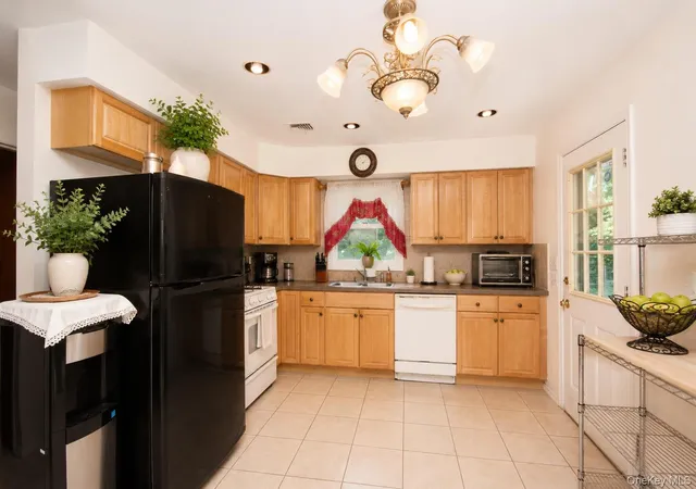 4th image of 12 Princeton Dr, Huntington, NY 11746 | MLS# 1024922