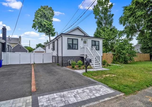 5th image of 93 Overton St, Babylon, NY 11729 | MLS# 1024934