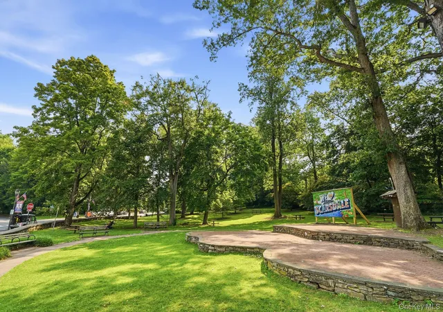 2nd image of 7 Chateaux Cir, Scarsdale, NY 10583