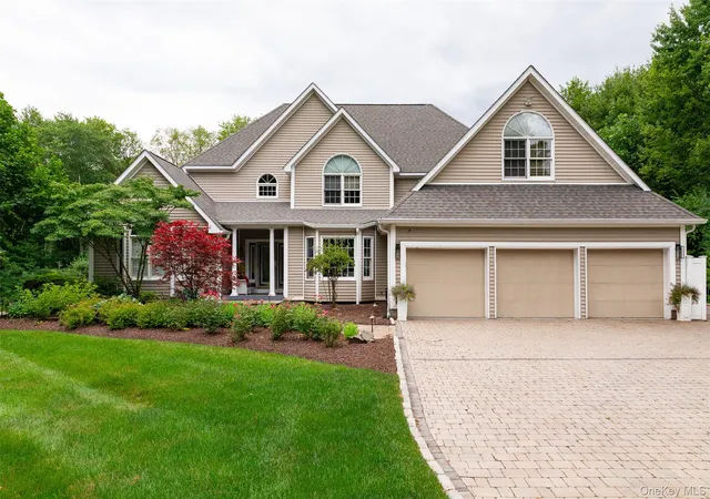 2nd image of 8 Glen Brook Ct, Wappinger, NY 12590 | MLS# 1025026