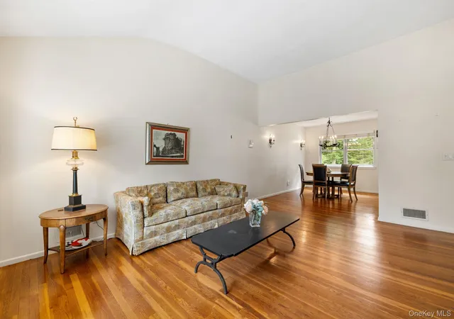 4th image of 28 Stratford Pl, Clarkstown, NY 10956 | MLS# 1025036