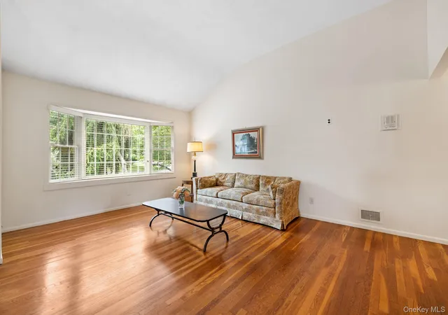 5th image of 28 Stratford Pl, Clarkstown, NY 10956 | MLS# 1025036