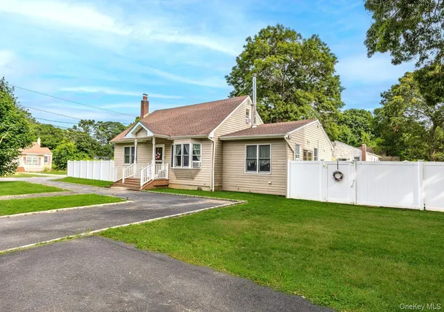2nd image of 14 Tudor Rd, Brookhaven, NY 11967 | MLS# 1025072