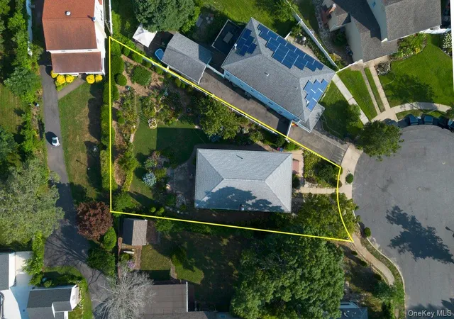Photo 3 of Sale Pending at 2 Atlas Ct, North Hempstead, NY 11040 | MLS# 1025084 | Listing updated on 2026-08-26
