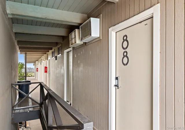 4th image of 126 S Emerson Ave, East Hampton, NY 11954