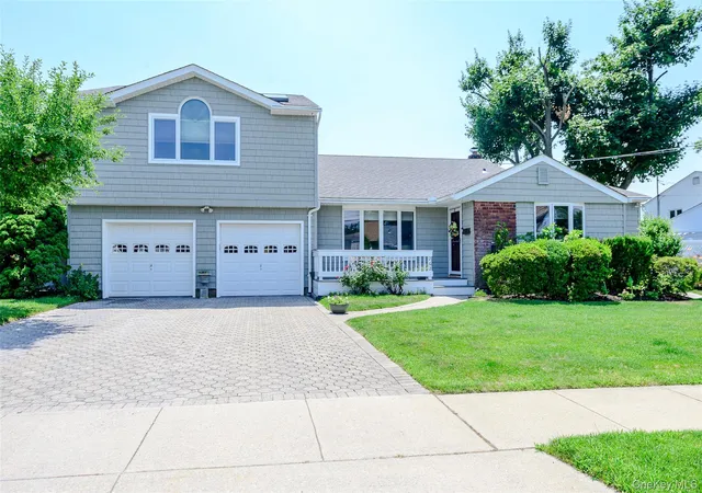 Photo 1 of Sale Pending at 262 Rose St, Oyster Bay, NY 11762 | MLS# 1025109 | Listing updated on 2026-07-31