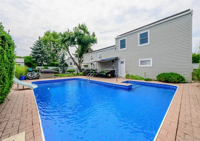 Photo 2 of Sale Pending at 262 Rose St, Oyster Bay, NY 11762 | MLS# 1025109 | Listing updated on 2026-07-31