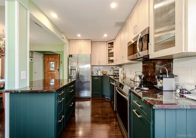 Photo 4 of Sale Pending at 262 Rose St, Oyster Bay, NY 11762 | MLS# 1025109 | Listing updated on 2026-07-31