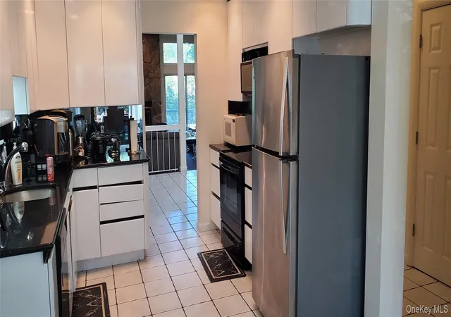 Photo 2 of Condo for sale at 175 The Vale, Syosset, NY 11791 | MLS# 1025118 | Listing updated on 2026-10-07