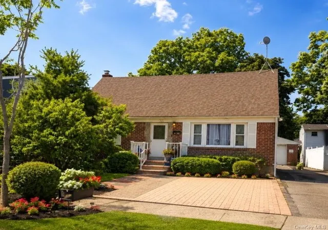 Photo 3 of Single family home for sale at 359 Magnolia Ave, North Hempstead, NY 11590 | MLS# 1025168 | Listing updated on 2026-07-31
