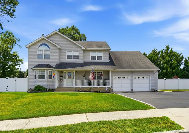 Photo 1 of Sale Pending at 35 Dennis Ln, Oyster Bay, NY 11714 | MLS# 1025180 | Listing updated on 2026-08-22