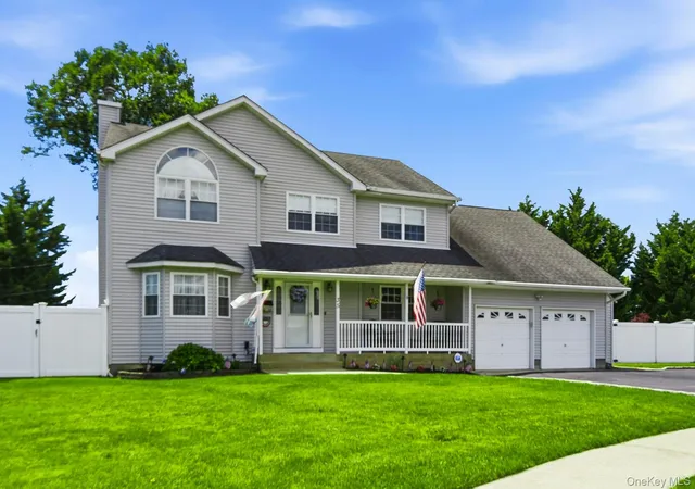 Photo 4 of Sale Pending at 35 Dennis Ln, Oyster Bay, NY 11714 | MLS# 1025180 | Listing updated on 2026-08-22