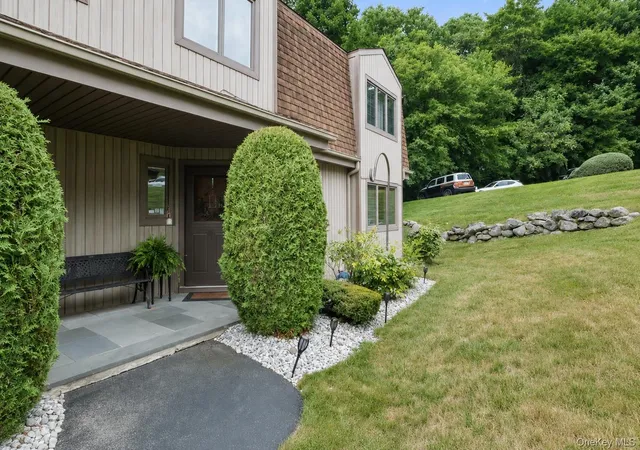 Listing Photo 2 - Condo for sale in building located at 17 High Mdw Trl, Peekskill, NY 10566 - Unit #