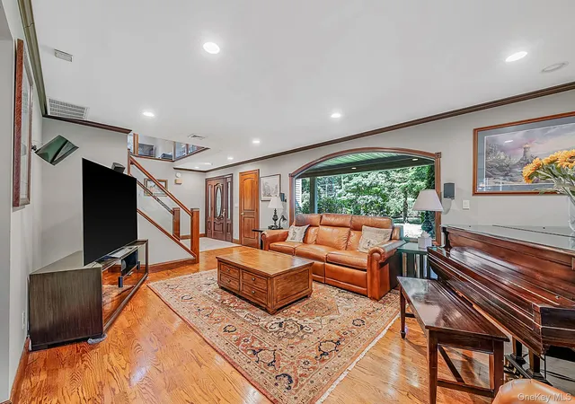 5th image of 174 Dix Hills Rd, Huntington, NY 11746 | MLS# 1025247