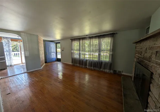 Photo 3 of Single family home for sale at 6 White Oak Ter, Hamptonburgh, NY 10916 | MLS# 1025257 | Listing updated on 2026-10-07