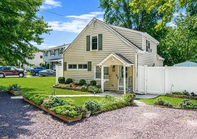 Photo 1 of Sale Pending at 6 Gerek Ave, West Islip, NY 11795 | MLS# 1025321 | Listing updated on 2026-08-13