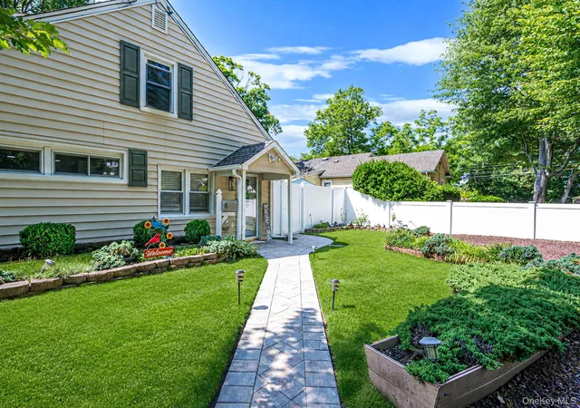 Photo 3 of Sale Pending at 6 Gerek Ave, West Islip, NY 11795 | MLS# 1025321 | Listing updated on 2026-08-13