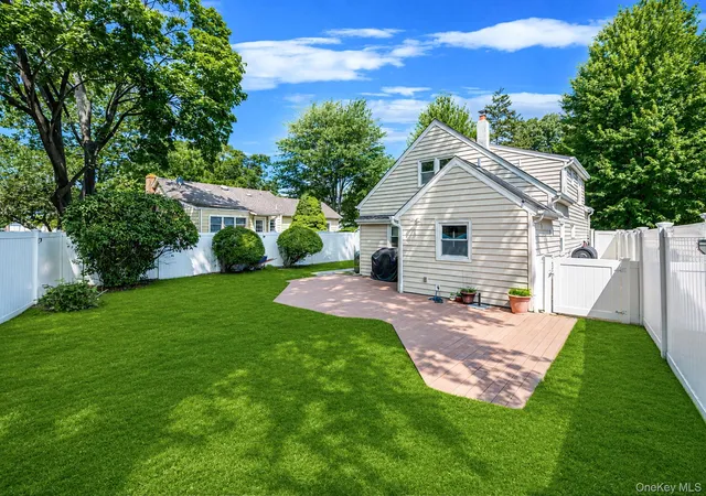 Photo 3 of Sale Pending at 6 Gerek Ave, West Islip, NY 11795 | MLS# 1025321 | Listing updated on 2026-08-13