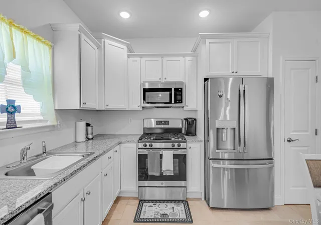 Listing Photo 4 - Condo for sale in building located at 77 Willow Cir, Brookhaven, NY 11727