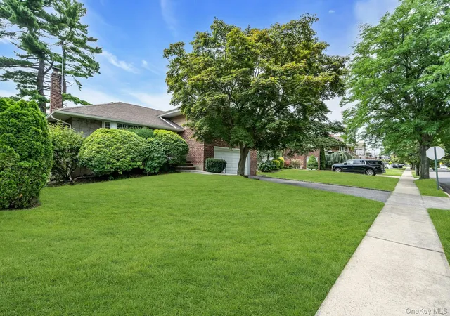 Photo 1 of Sale Pending at 31 Bellwood Dr, North Hempstead, NY 11040 | MLS# 1025340 | Listing updated on 2026-08-15