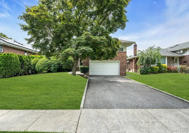 Photo 2 of Sale Pending at 31 Bellwood Dr, North Hempstead, NY 11040 | MLS# 1025340 | Listing updated on 2026-08-15